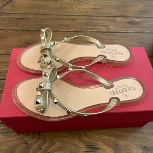 Valentino Garavani Rockstud Bow Rubber Sandals
